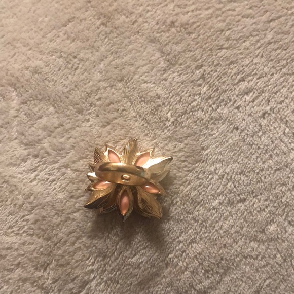 🌸2/$30🌸Beautiful flower ring - Picture 3 of 4